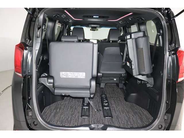 分割可倒式のシート！片方倒せば長めの荷物、両方倒せばたくさんの荷物を積むことができます。