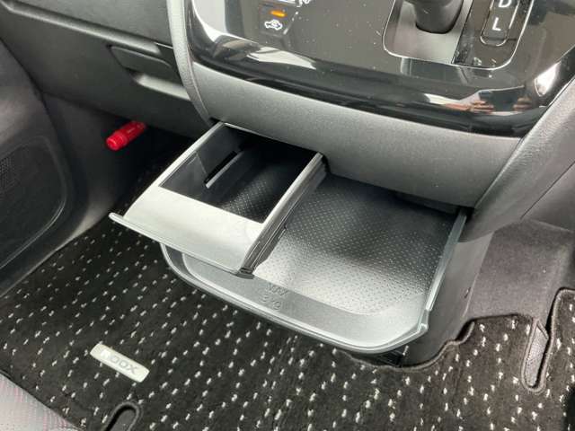 ちょっとした小物を置くのに便利でちょうどいい、インストセンタートレイです。車内で小物が散らばらないように整頓がしやすいですね。