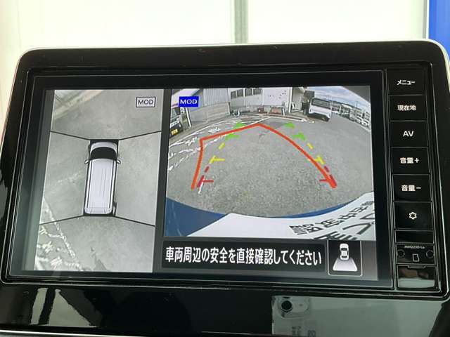 上空から見下ろしているかのような映像をディスプレイに映し出し、スムースな駐車をサポートします。画面は「トップビュー」のほか「サイドブラインドビュー」への切り換えが可能。ますます安心です