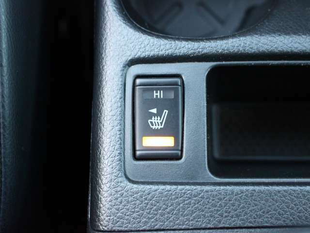 運転席・助手席シートにシートヒーターを装備しておりますので冬場でも冷たい思いをしません★暖房より早く温まるので快適です♪