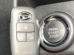 【キーフリーシステム】カバンやポケットに入れたままでもドアの施錠・解錠が可能なスマートキーを装備。エンジンのオン・オフ時もカギを取り出す必要が無いからとっても便利です♪