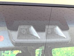 【スマートアシスト】走行中に前方の車両等を認識し、衝突しそうな時は警報とブレーキで衝突回避と被害軽減をアシスト。より安全にドライブをお楽しみいただけます。