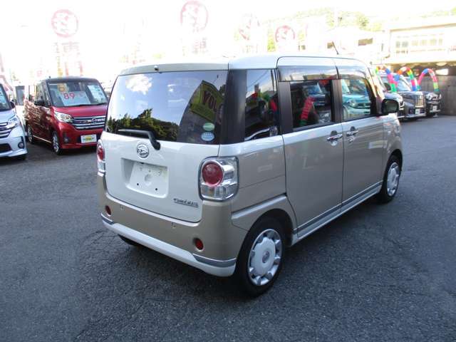 スライドドアの最大のメリットはやはり、「狭い場所でも全開にできること」です。　車両の左右にゆとりのない狭い駐車場でもスイングドアと違って大きく開けることができ、乗り降りがしやすい仕様となっております。