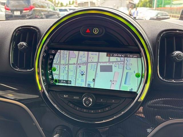 先進のBMW　タッチパッド付きi-driveとほぼ同性能のHDDナビゲーションになります。USBインターフェースやブルートゥースオーディオなど様々な先進機能をお楽しみいただけます。