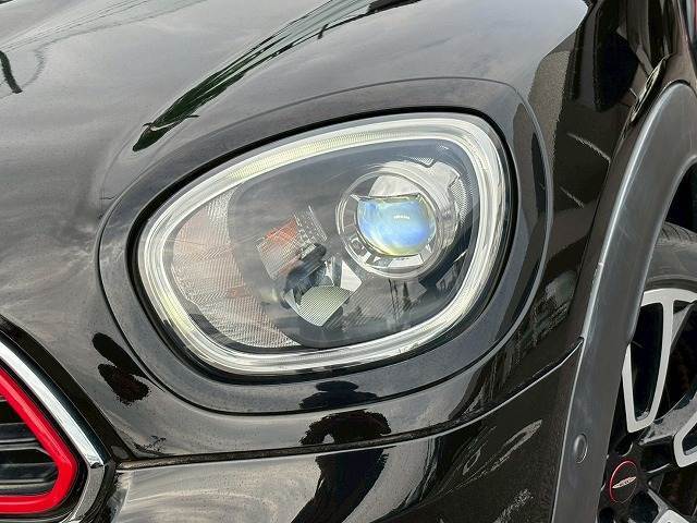 先進のLEDヘッドライトを装備。視認性と明るさが向上しより、安全運転をお楽しみいただけます。