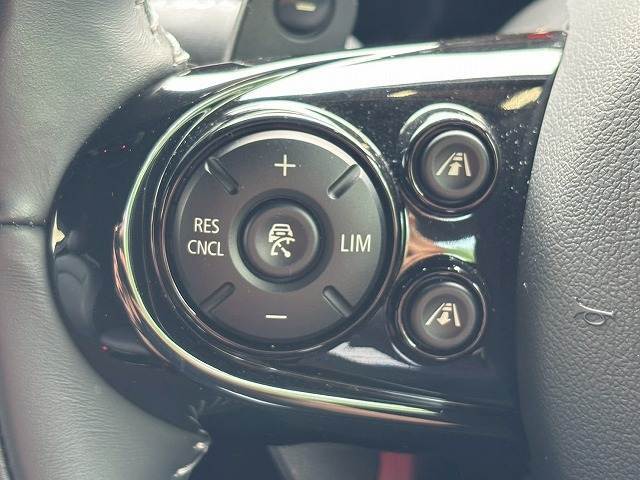 アクティブ・　クルーズ・コントロールが装備されております！希望速度を設定しておくと、車両は自動的にその速度を保ち、前方車両が近い場合、許容される範囲で前方車両の速度に自動的に調節！