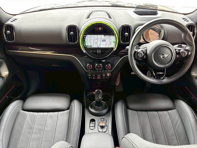 MINIならではのコックピット！！高級感があり、かつシンプルなデザインが飽きがこないとご好評いただいております。スイッチ一つ一つにも「こだわり」とセンスを感じます。