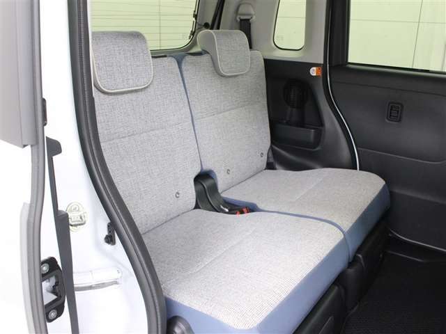 後席は5:5の左右分割式で、個別にリクライニングやスライド調整、前倒しが可能。乗る人の体格や、荷物の大きさに合わせて調整できます。