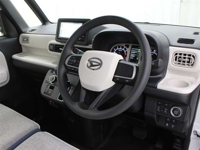 ホワイトを基調としたインパネを採用し、シンプルですっきりとした明るいインテリアで、自分の部屋のように寛げるプライベート空間を実現しています。