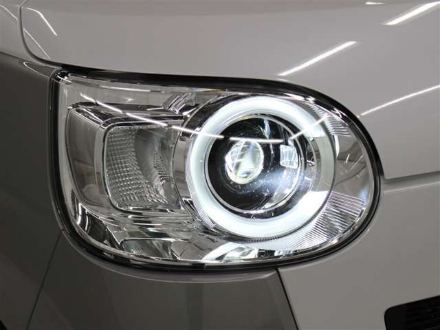 LEDヘッドライトには、ハイビームで走行中に先行車や対向車を検知した時、部分的に遮光し、先行車や対向車に配慮しながら高い視認性を確保できるADB(アダプティブドライビングビーム)が採用されています。