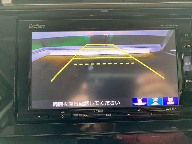 バックカメラがついて後方確認が簡単にできます！苦手としている車庫入れ等も安心して出来ますね！凄く需要の高い装備ですので、最初から付いていれば言う事なしですよね！？