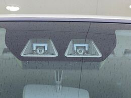 【スマートアシスト】走行中に前方の車両等を認識し、衝突しそうな時は警報とブレーキで衝突回避と被害軽減をアシスト。より安全にドライブをお楽しみいただけます。