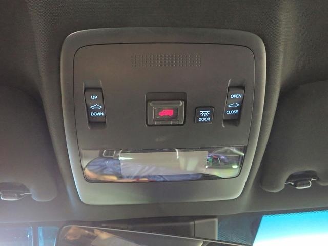 ◆三重県最大級の大型屋内中古車センター♪ヴァーサス鈴鹿店です♪オールジャンルの展示車が盛り沢山です♪在庫の無い車両のオーダーも受け付けます♪電話→059-384-5050までお問合せ下さい◆