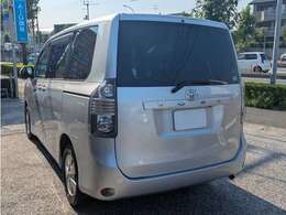 明るく元気なスタッフが1台1台丁寧に内外装クリーニング、点検・整備を行っております。