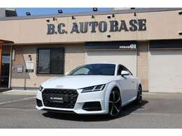 人気の《グラシアホワイトメタリック》ボディーに希少な《ブラウンレザーシート》の組合せは凄くお洒落です☆