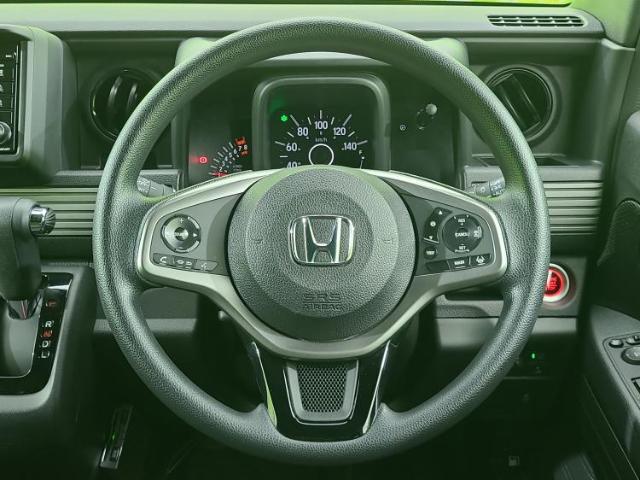 WECARSの展示場では実際に見て、触ってお車をお選びいただけます！知識の豊富な営業スタッフが様々なカーライフをご提案いたします！