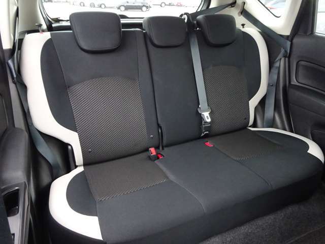 【後部座席】足元が広く、大人が乗ってもゆったり座れるシートです。リラックスした姿勢でお乗りいただけます！