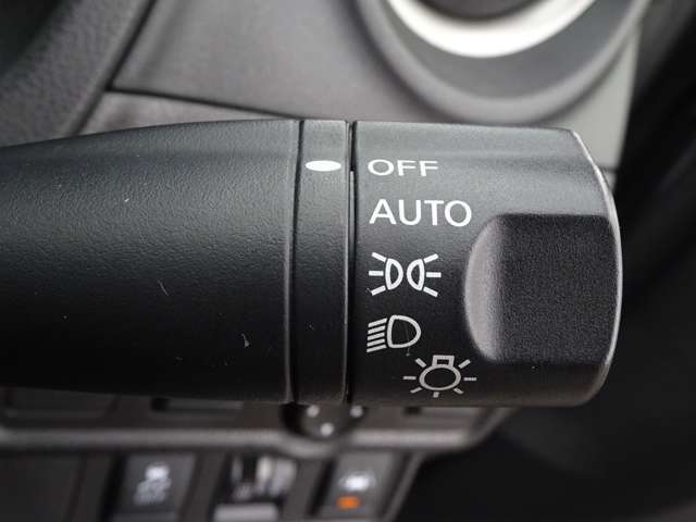 【オートライトシステム】周囲の明るさに応じて自動でライトが点灯・消灯！夕暮れ時やトンネル内での走行、雨の中の走行など、ちょっと忘れそうなタイミングをサポートします！