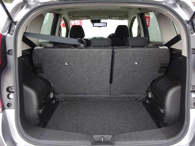 【ラゲッジスペース】しっかり容量が確保されていてます。バックドアも大開口で荷物の出し入れがしやすいです♪