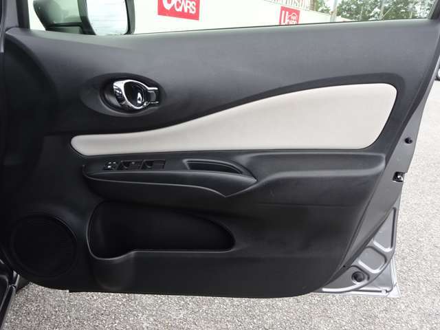 ◇運転席扉　内側部分になります◇【パワーウィンドウ】窓の開け閉め楽々！少し換気したいな～なんて時にササッと操作できますね♪