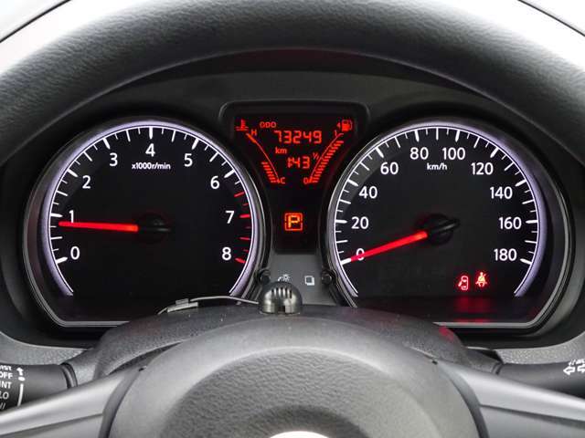 【メーターパネル】素早く車の情報が読み取れる、視認性に優れたシンプルなデザインのメーターパネルです。