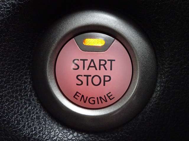 【プッシュスタート】キーが車内にあれば、エンジンの始動・停止はブレーキを踏んでスイッチを押すだけ！キーを取り出す手間を省き、ワンプッシュで操作するので簡単でスムーズ！