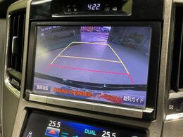 【バックカメラ】駐車時に後方がリアルタイム映像で確認できます。大型商業施設や立体駐車場での駐車時や、夜間のバック時に大活躍！運転スキルに関わらず、今や必須となった装備のひとつです！