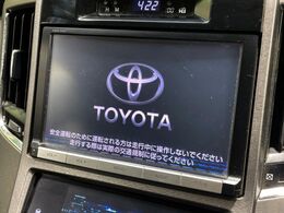 【純正ナビ】人気の純正ナビを装備しております。ナビの使いやすさはもちろん、オーディオ機能も充実！キャンプや旅行はもちろん、通勤や買い物など普段のドライブも楽しくなるはず♪