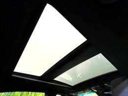 【調光パノラマルーフ】車内の解放感が一気に上がる大型パノラマルーフに調光機能がプラス！日差しが強い時、シェードを閉めなくてもガラスの透明度を調整することで心地よい明るさに♪