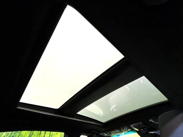 【調光パノラマルーフ】車内の解放感が一気に上がる大型パノラマルーフに調光機能がプラス！日差しが強い時、シェードを閉めなくてもガラスの透明度を調整することで心地よい明るさに♪