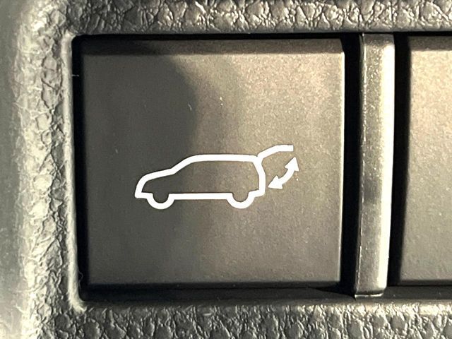 【パワーバックドア】スマートキーや運転席のボタンを押すだけでリアゲートが自動で開閉します！荷物を持っている時や、高い位置にあるバックドアを閉める際に便利な機能です♪