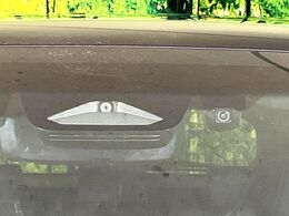 【トヨタセーフティセンス】走行中に前方の車両等を認識し、衝突しそうな時は警報とブレーキで衝突回避と被害軽減をアシスト。より安全にドライブをお楽しみいただけます。