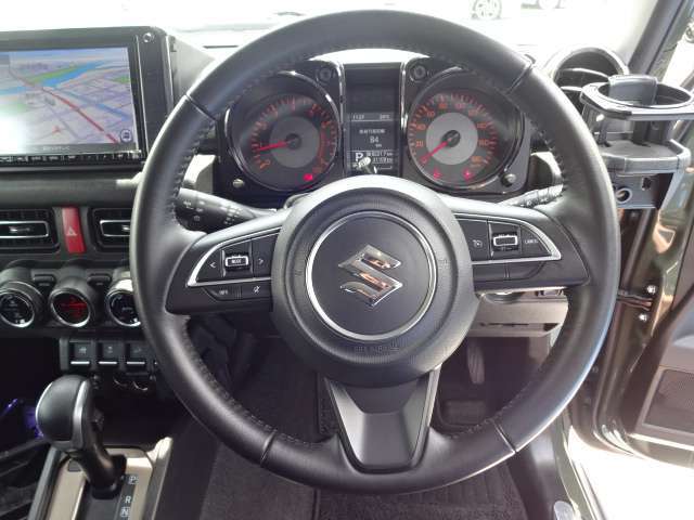 スッキリとした運転席周りで運転のしやすい1台です