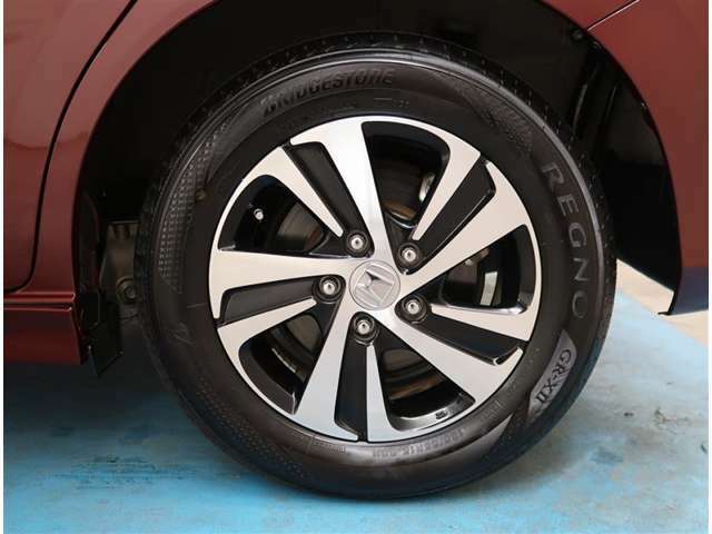 【タイヤ・ホイール】タイヤサイズ185/65R15の純正アルミホイールです。タイヤ溝は少ない所で約6mmになります。