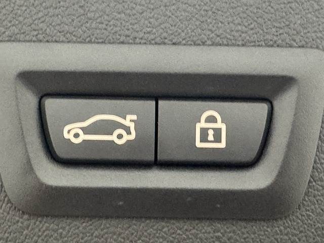 高級車にはお馴染みの【電動リアゲート】搭載。