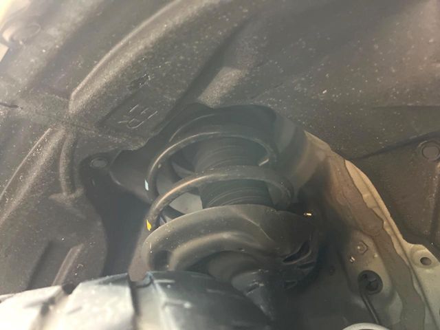 お車を安心してお乗りいただく為には、足回りの定期点検が欠かせません。サービスサポート（有償保証）では無料点検もご提供しており、安心のカーライフをお過ごしいただけるサポート体制が整っています。