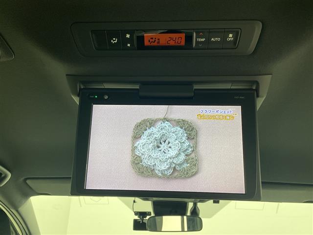 【j純正12.1インチ後席ディスプレイ（フリップダウンモニター）】後部座席からも、DVDや映画、ライブ映像、YouTube動画など様々な動画が楽しめ、ドライブが退屈しません！