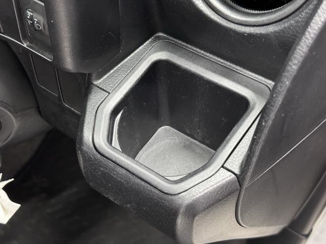 便利なカップホルダーを装備しています。　缶ジュースを開けて運転していると振動で倒れないかヒヤヒヤ、意外と置き場に困るもの。　意外に重要な装備ですね。