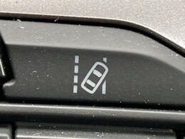 【レーントレーシングアシスト】高速道路走行時、車線からはみ出しそうになるとレーンの中央を走るようにステアリング操作をアシスト。より安全な運転をサポートしてくれます！