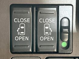 【両側パワースライドドア】スマートキーや運転席のスイッチで後席両側スライドドアの開閉が可能♪電動だから力を入れてドアを開ける必要が無く、小さなお子様でも簡単に開け閉めでき快適です♪