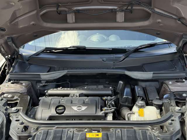 スチーム洗浄にてエンジンルームの汚れも綺麗にクリーニング済み！特に不具合もなくコンディションも問題ありません。