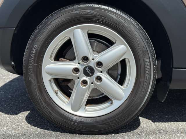 専用16インチアルミホイールが足元を引き締めています！かっこいいですよ♪お問い合わせは、フリーダイヤル【03-6388-2100】携帯、PHS可　音声案内に従い店舗番号【108247】をご入力下さい。