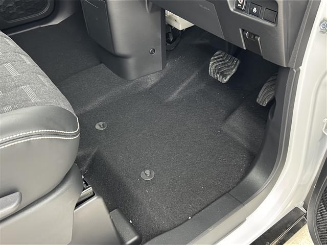 【フロアマット】車内を綺麗に保つのには必須のアイテムです。当店ではフカフカな新品マットも絶賛取り扱い中！ぜひご相談くださいませ。
