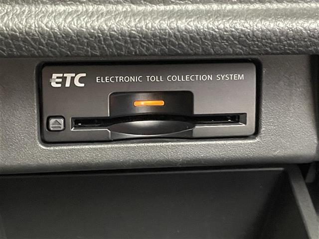 【ETC】有料道路を利用する際に料金所で停止することなく通過できる、ETC車載器（ノンストップ自動料金収受システム機器）が装備されています。セットアップを行うことで利用可能になります。