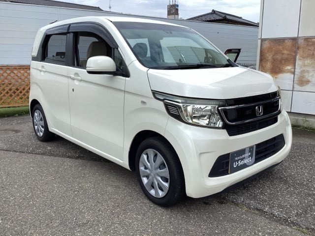 自社整備工場で点検整備をおこなってからお渡ししています。車検が残っている場合は『12ヶ月点検整備』を、車検整備付きの場合は『車検整備』をおこないます。整備費用は車両本体価格に含まれています。