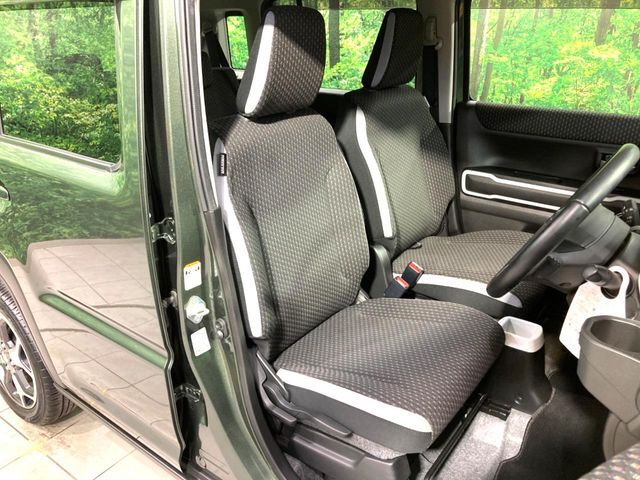 運転席シート廻りは使用感も少なく、良好な状態となっています。前オーナー様が丁寧に使っていたことがよくわかりますね。