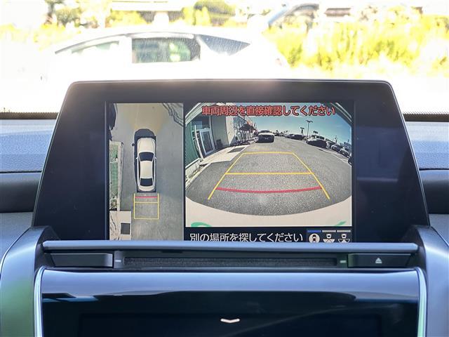 【パノラミックビューモニター】クルマを真上から見下ろした視点で駐車をサポートします！クルマの斜め後ろや真横など、いち早く障害物に気が付くことができます。