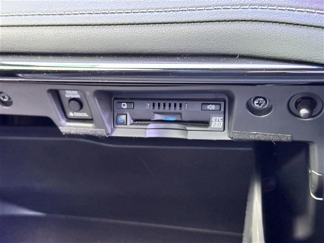 【ETC2.0（DSRC/ITSスポット）】ETCカードを挿入すれば料金所はノンストップで通過できます。ETC限定の割引や、高速道路の情報提供サービスを利用できます。