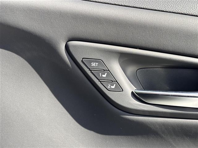 【ポジションメモリー（パワーシート）】それぞれのスイッチを押すと、あらかじめ設定したドライビングポジションに自動で調整してくれます。シートポジションがしっかり決まると、毎日の運転が楽になりますね！