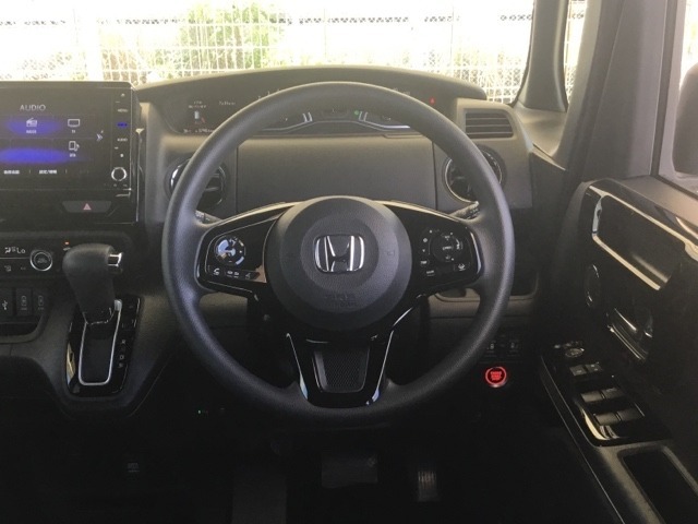 【Honda　SENSING】いつもの道で、高速道路などで、安心・快適な運転を支援します。先進の安全運転機能システム搭載。